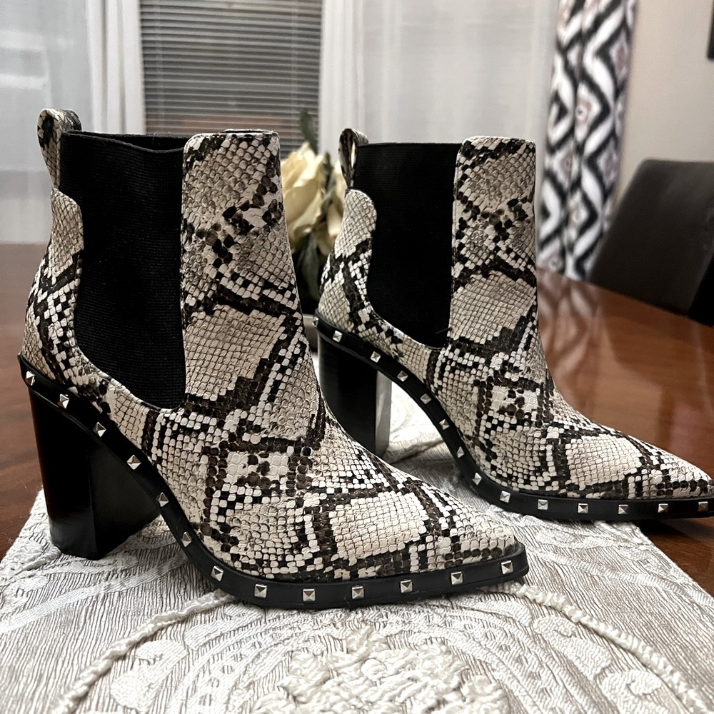 Perfect Pair of shoes goes with anything short skirt ankle jeans